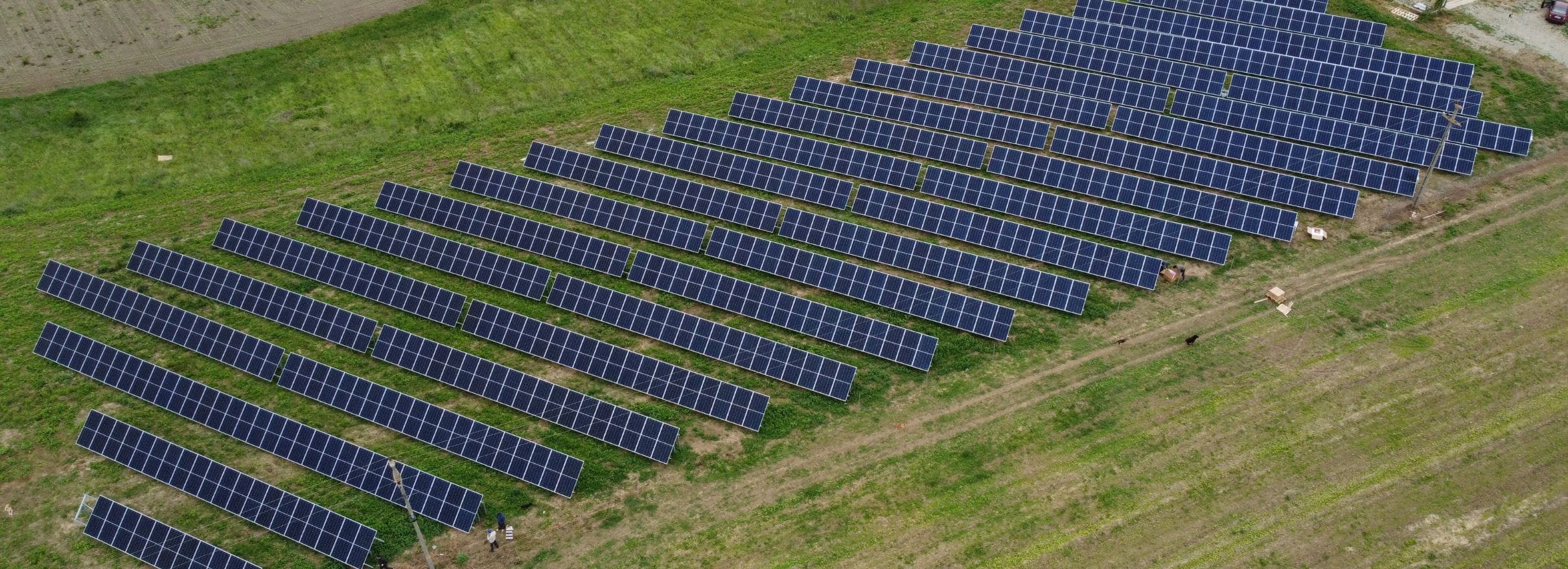 Structuri fotovoltaice la sol montate de Rometale, cu panouri instalate