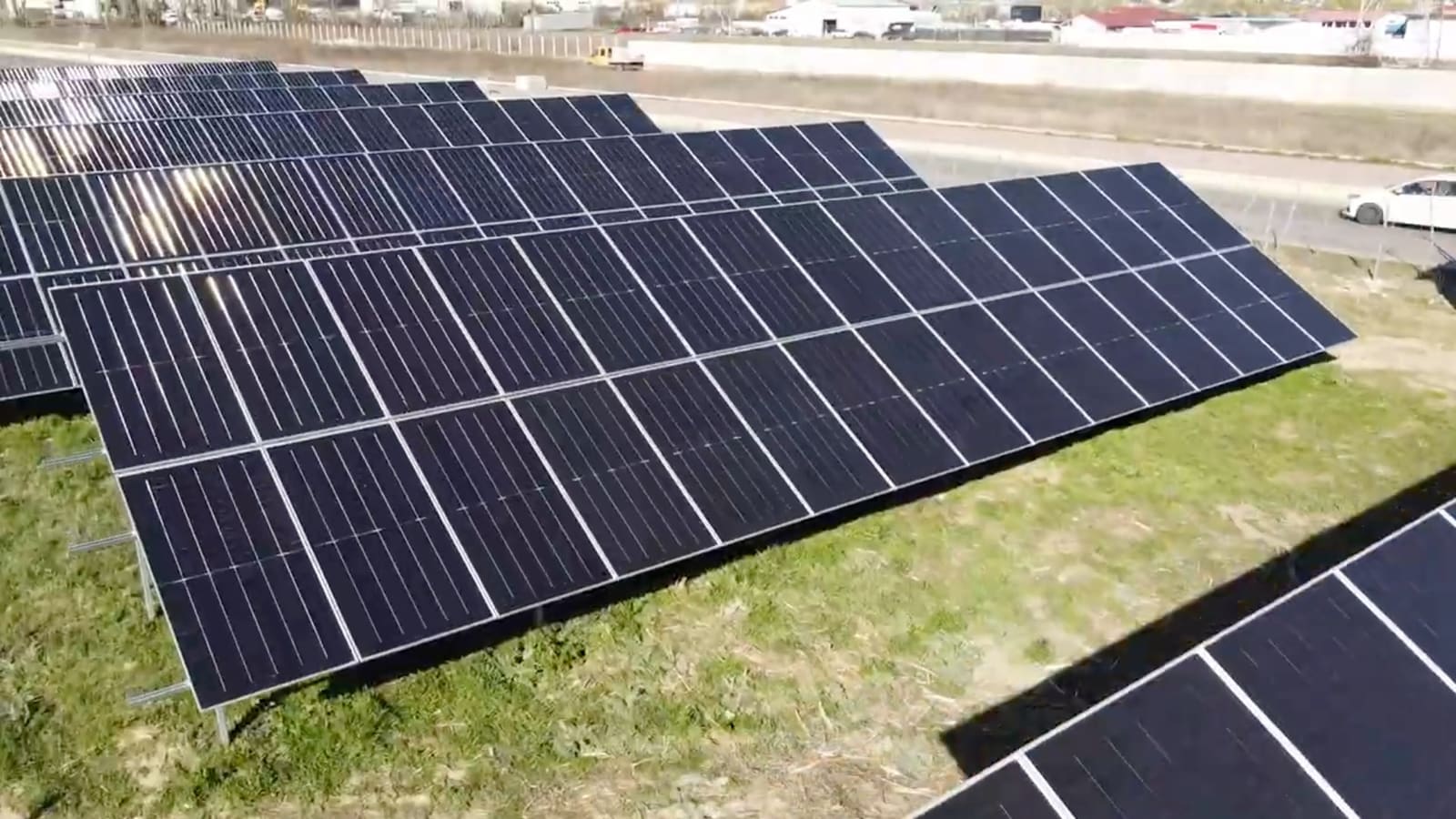 Mese fotovoltaice la sol montate de Rometale, fotografiate din dronă